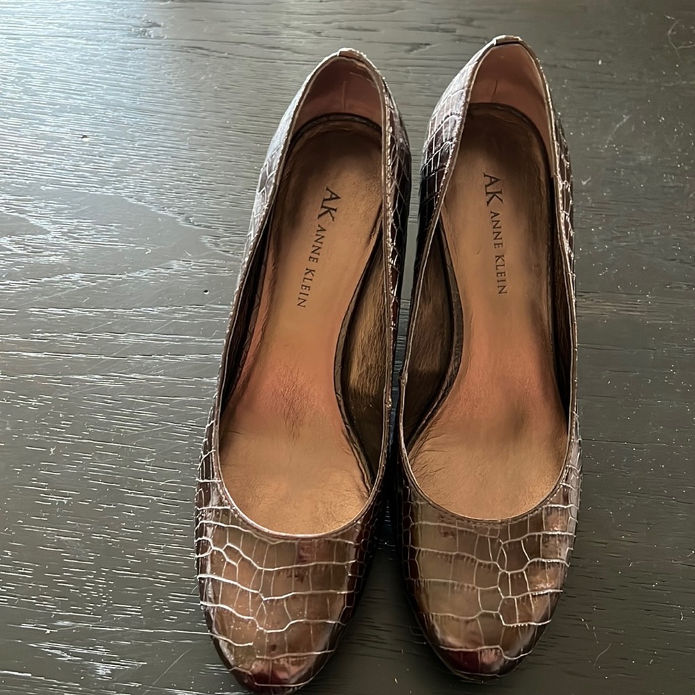 Anne Kline brown alligator print pumps